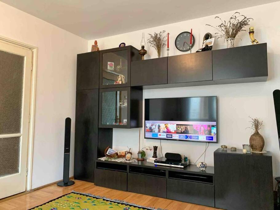 Central Apartment Muncii Area Netflix Boekarest Buitenkant foto