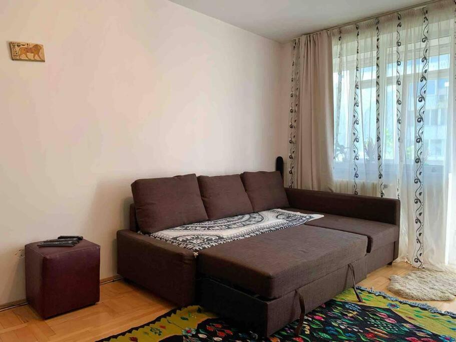 Central Apartment Muncii Area Netflix Boekarest Buitenkant foto