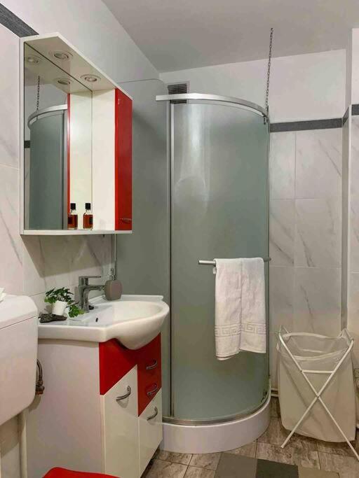 Central Apartment Muncii Area Netflix Boekarest Buitenkant foto